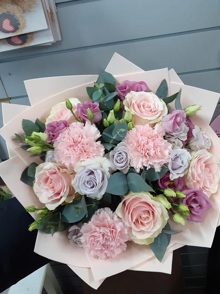 Букет цветов из: Розы, Гвоздики и Лизиантусы в Белинском